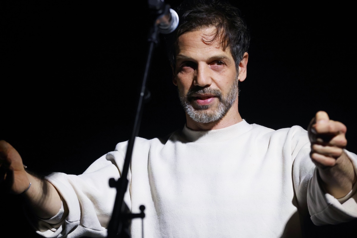 Between the River and the Sea – Maxim Gorki Theater Berlin – Yousef Sweid erzählt entlang seiner eigenen Biographie von den Konfliklagen im Nahen Osten